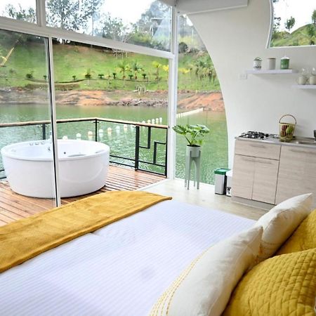מלון Guatapé Casa Flotante La Trinidad מראה חיצוני תמונה