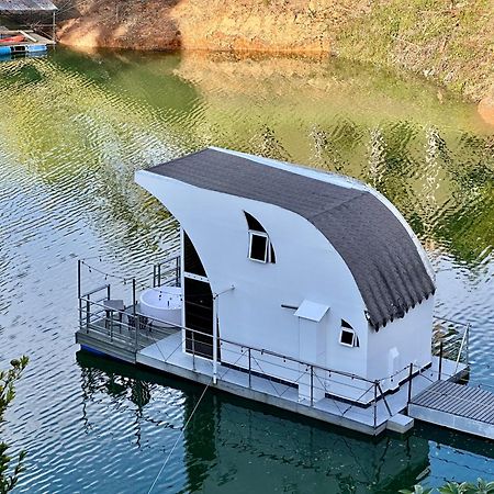 מלון Guatapé Casa Flotante La Trinidad מראה חיצוני תמונה