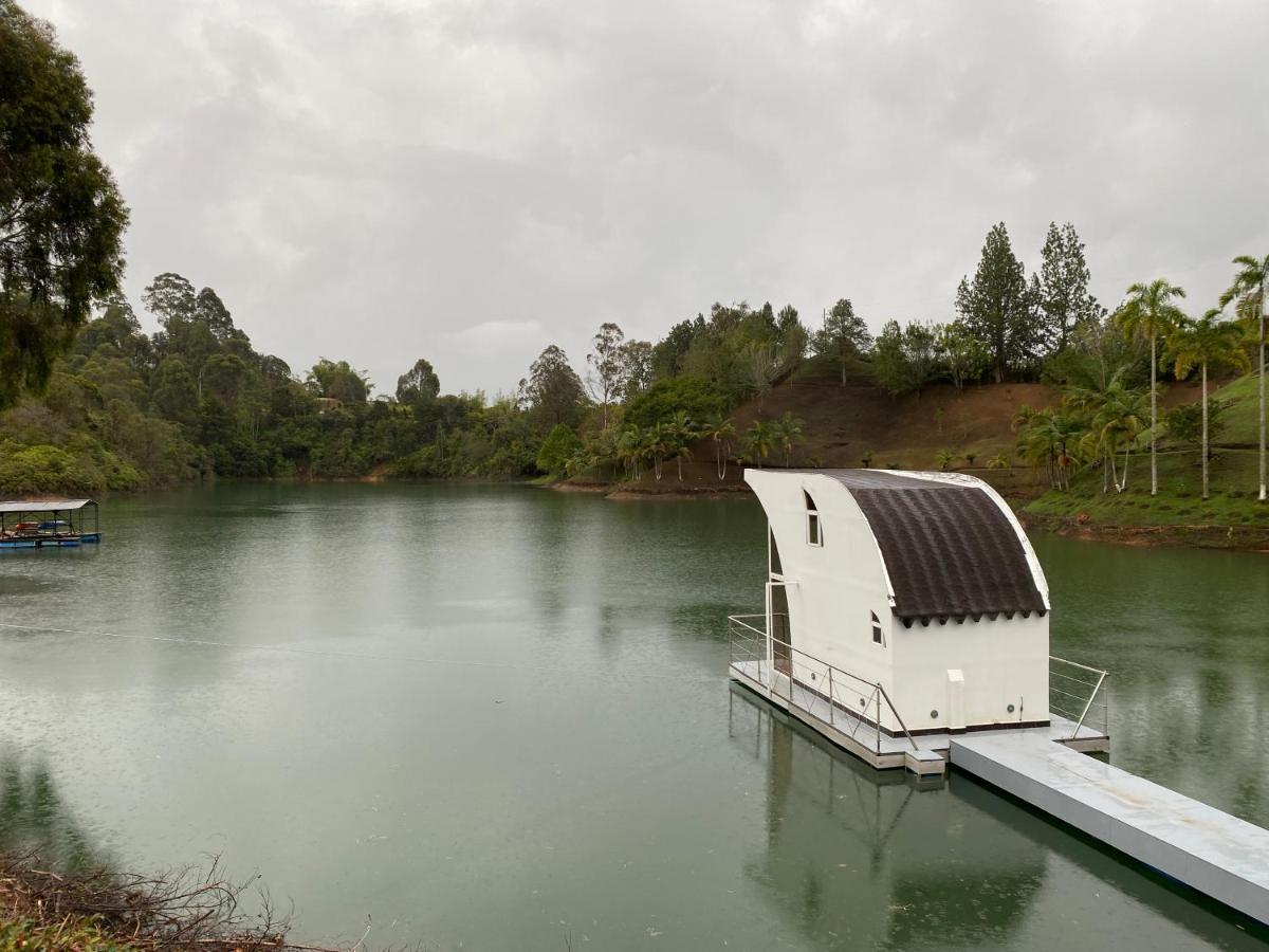 מלון Guatapé Casa Flotante La Trinidad מראה חיצוני תמונה