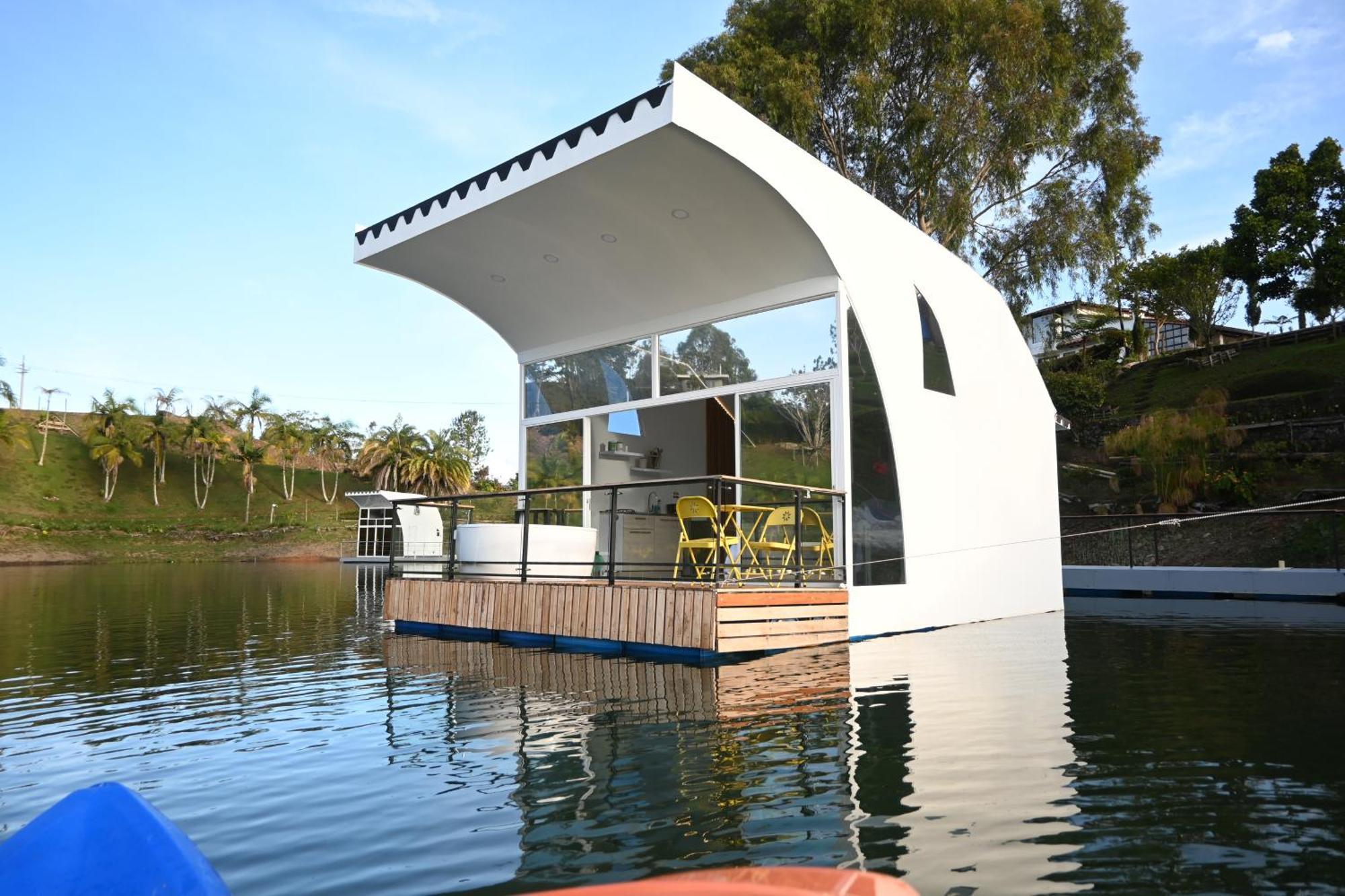 מלון Guatapé Casa Flotante La Trinidad מראה חיצוני תמונה