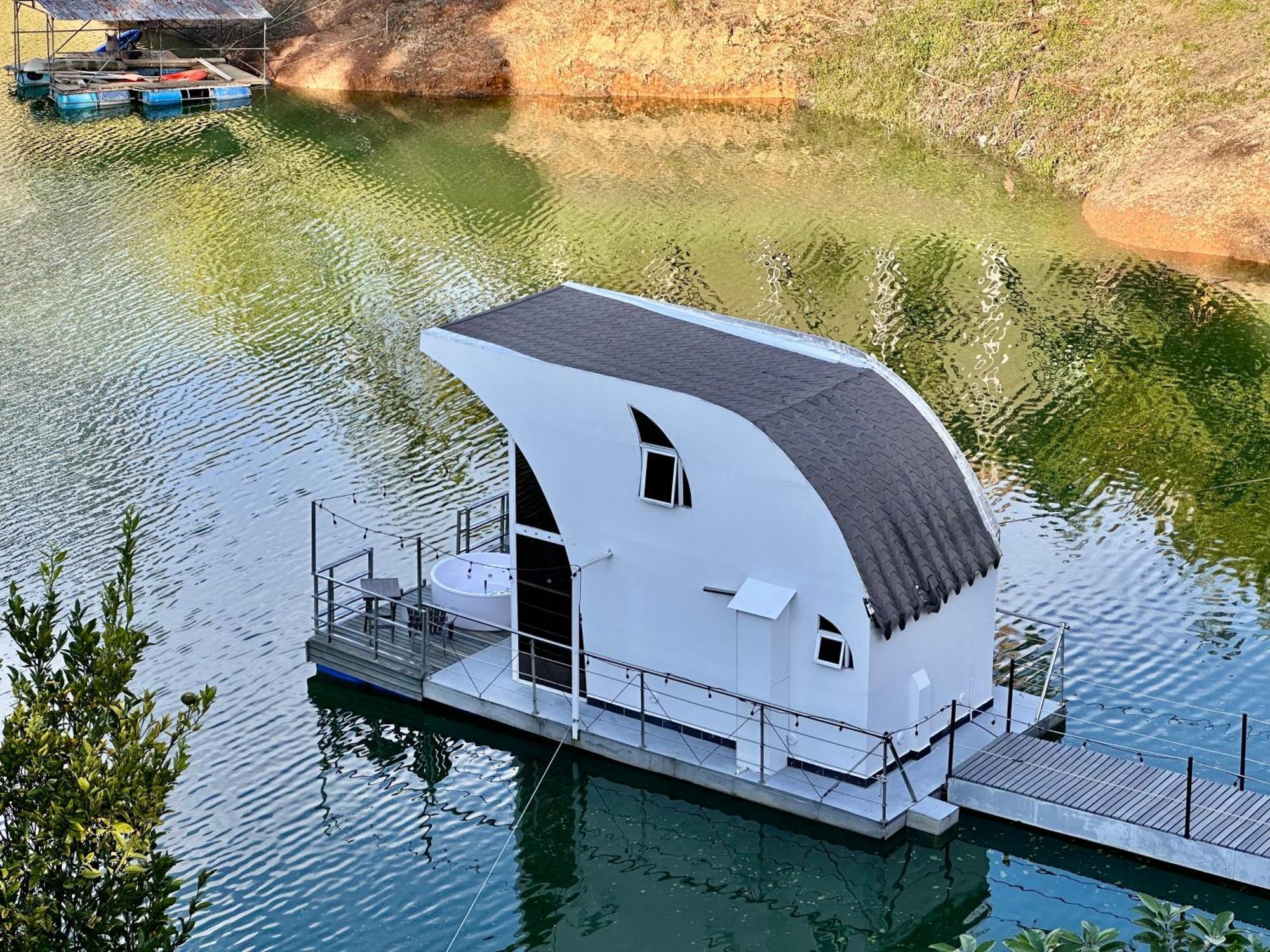 מלון Guatapé Casa Flotante La Trinidad מראה חיצוני תמונה