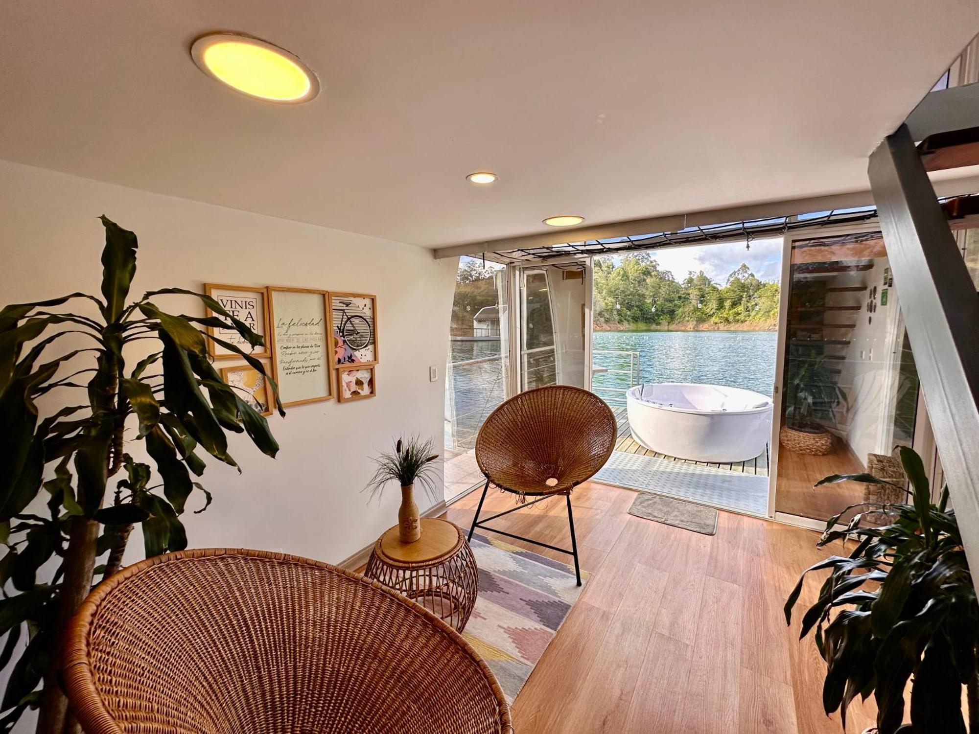 מלון Guatapé Casa Flotante La Trinidad מראה חיצוני תמונה