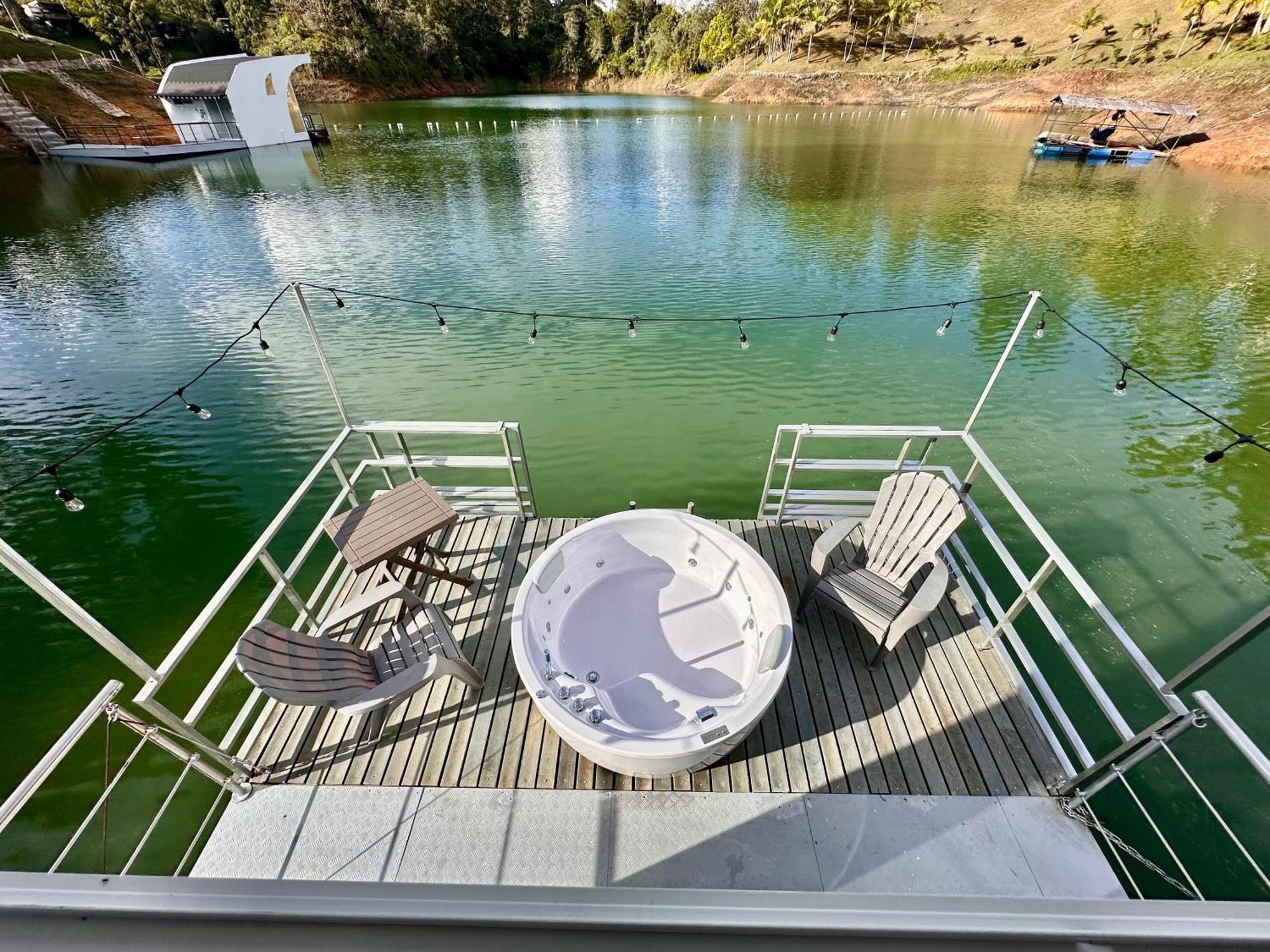 מלון Guatapé Casa Flotante La Trinidad מראה חיצוני תמונה