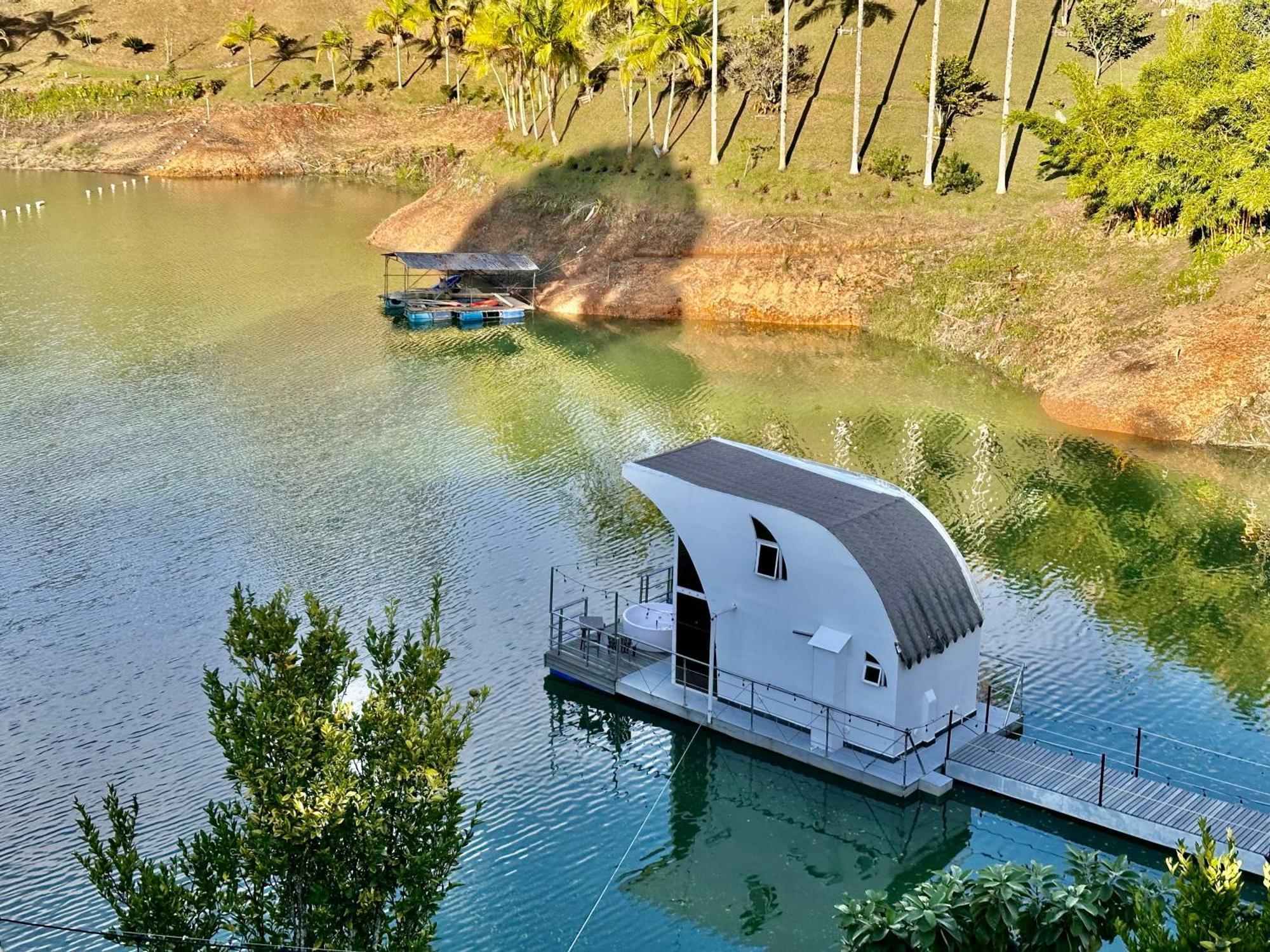מלון Guatapé Casa Flotante La Trinidad מראה חיצוני תמונה